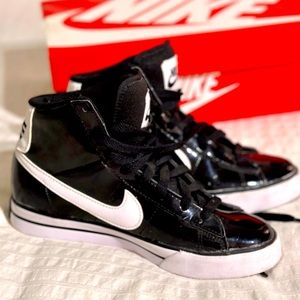 Nike Women’s Sweet Classic High in Black/White